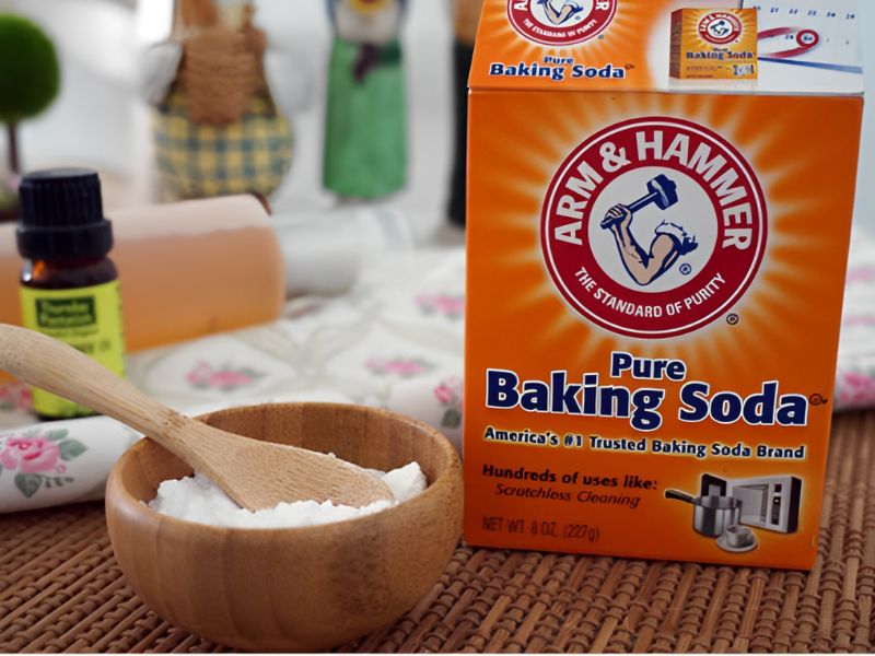 Baking soda có thể được sử dụng để làm sạch trước khi giặt balo